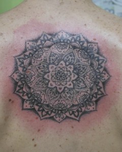 Tatuaje_mandala_espalda_puntillismo