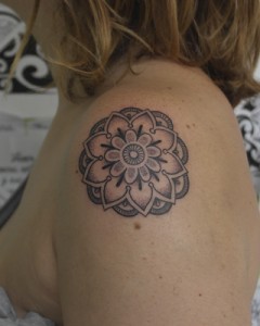 Tatuaje_mandala_pequeño_hombro_puntillismo