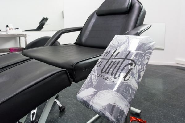 Detalle apoyabrazos sala de trabajo En su tinta -Estudio-