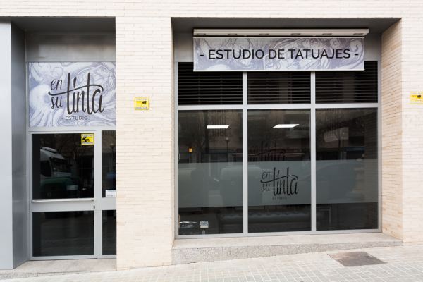 Fachada En su tinta -Estudio-