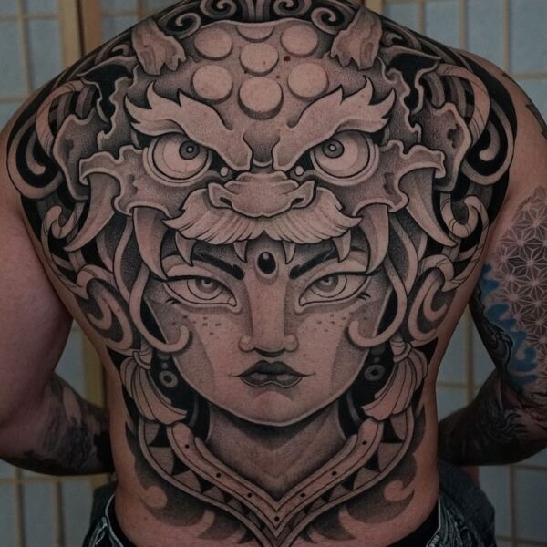 Espalda chica con demonio