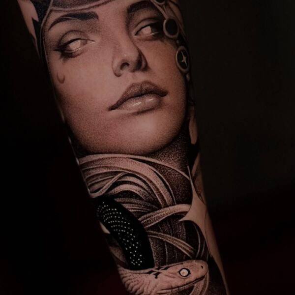 Chica serpientes realismo dotwork