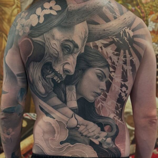 Espalda entera mujer demonio realismo dotwork