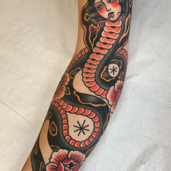 Chica serpiente neotradicional