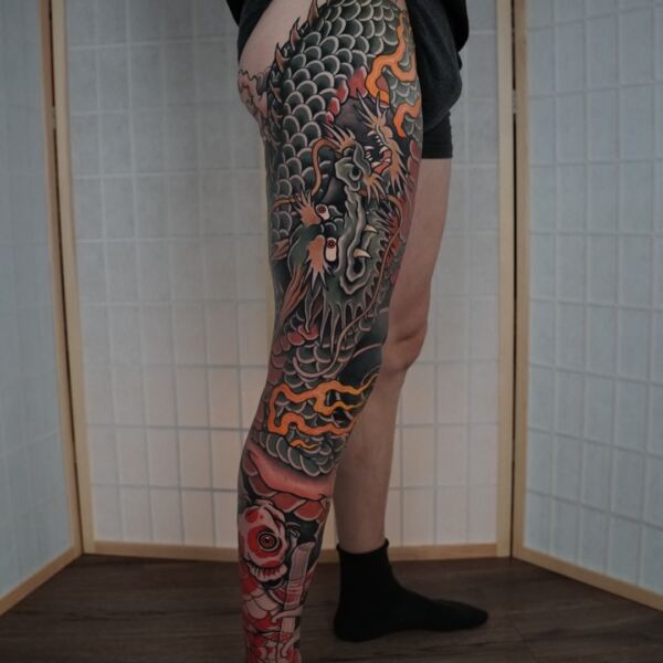 Pierna dragón a color neotradicional