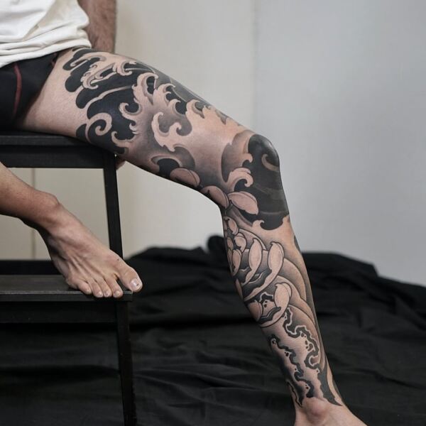 Pierna crisantemo olas blackwork