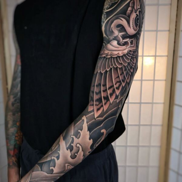 Brazo garza olas blackwork