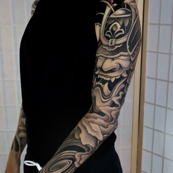 Brazo guerrero hanya y olas