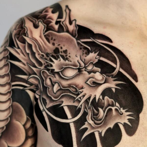Dragón pecho blackwork