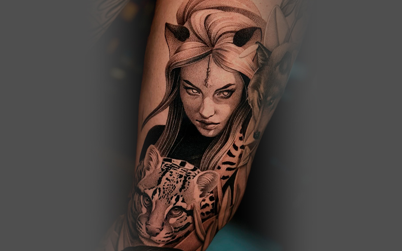 Tatuaje Charlie Miranda realismo dotwork chica leopardo