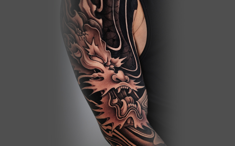 Tatuaje Javi Wis dragón blackwork