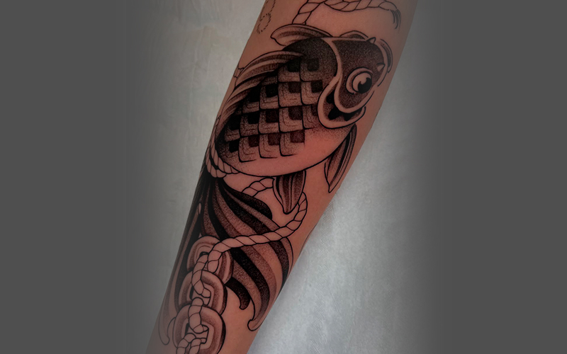 Tatuaje Ruben Zarate carpa koi blackwork