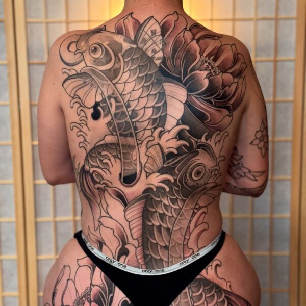Espalda carpas koi blackwork