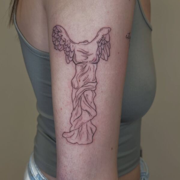 Busto mujer alas fineline